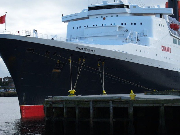800px-QE2_bow_15_October_2008