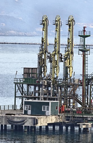 shutterstock_93797782 lng terminal chicksans articulating arms